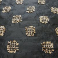 zijde organza zwart met opgestikte vierkantjes