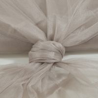 Glans tule taupe kleur 007 300cm breed