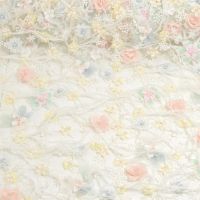 Exclusieve 3D kant met bloemen en parels en veren ivory
