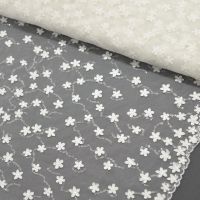 Tule bruidskant met3D bloemen en pailletten ivory
