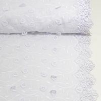 Broderie met losse bloementjes en rand wit